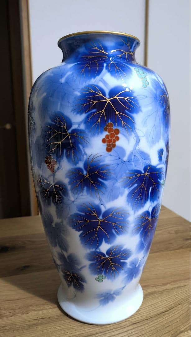 【美品】宮内庁御用達 深川製磁 花瓶 葡萄紋 瑠璃色 金彩 有田焼
