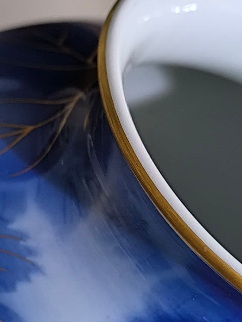 【美品】宮内庁御用達 深川製磁 花瓶 葡萄紋 瑠璃色 金彩 有田焼