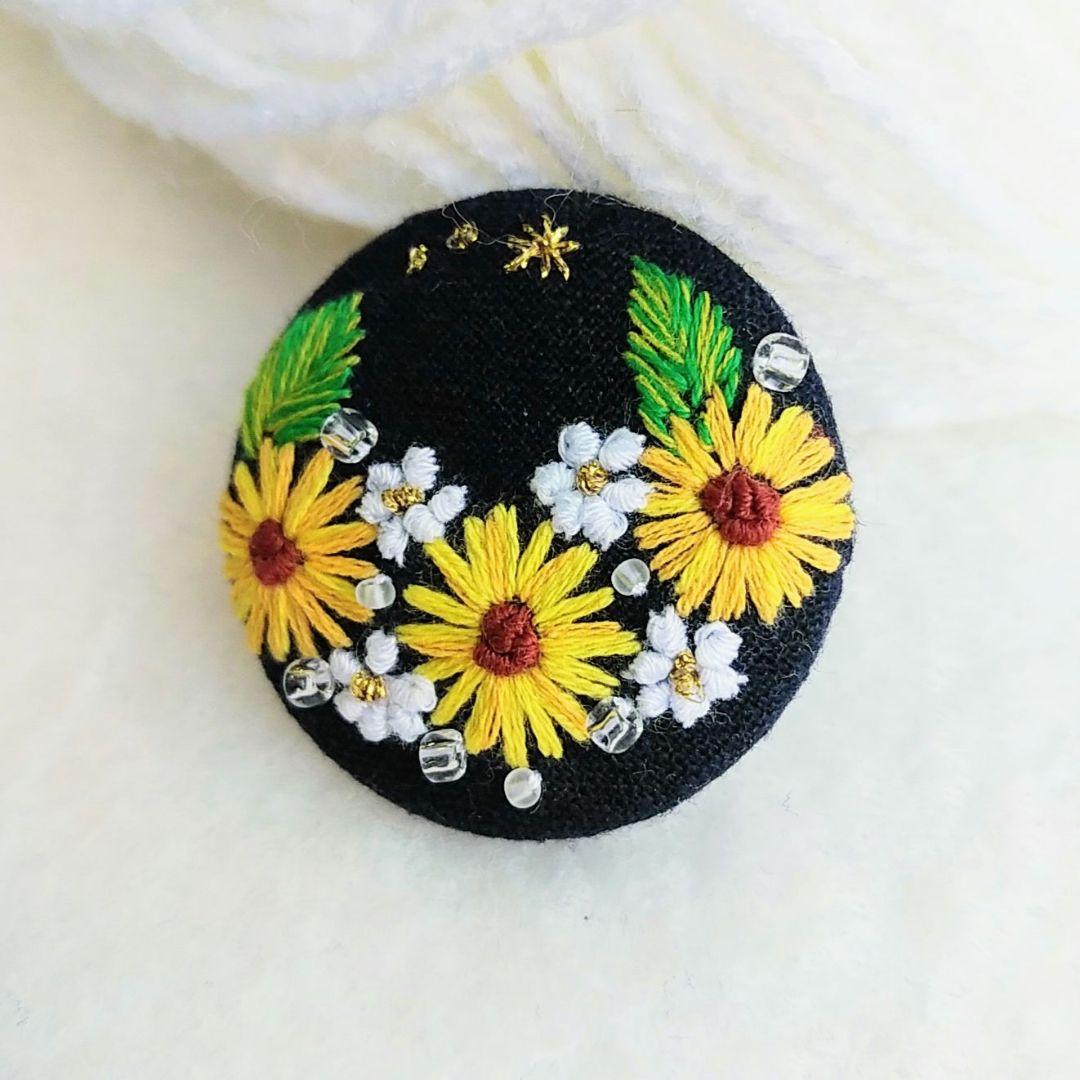 ネイビー生地ひまわり刺繍☆3.7センチくるみボタンブローチ又はヘアゴム