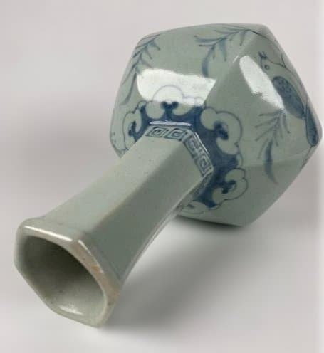 旧家整理品　李朝　時代物　染付花鳥文面取花瓶　青花　朝鮮古陶磁　高さ22cm