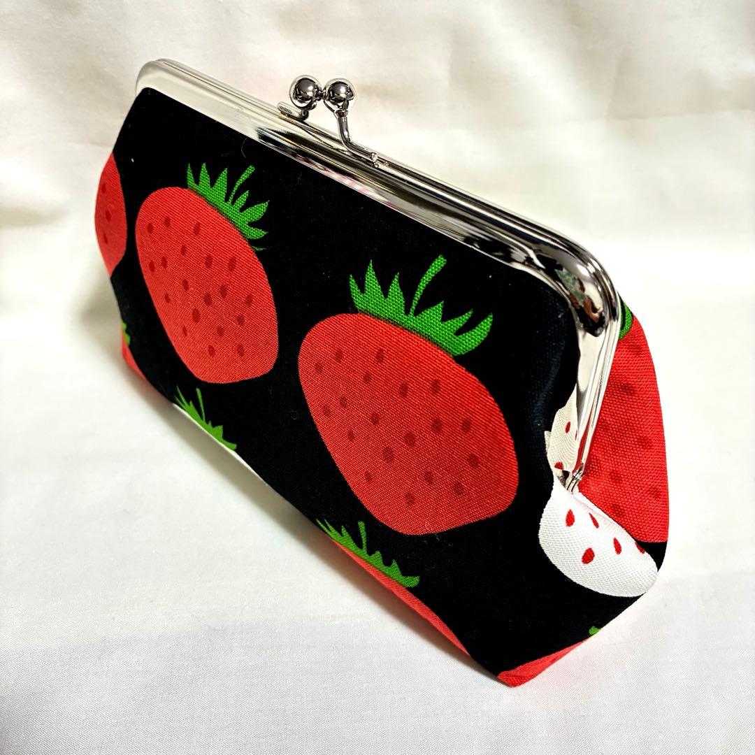 ウィメンズ がま口財布　がま口ポーチ　メイクポーチ　ハンドメイド　イチゴ