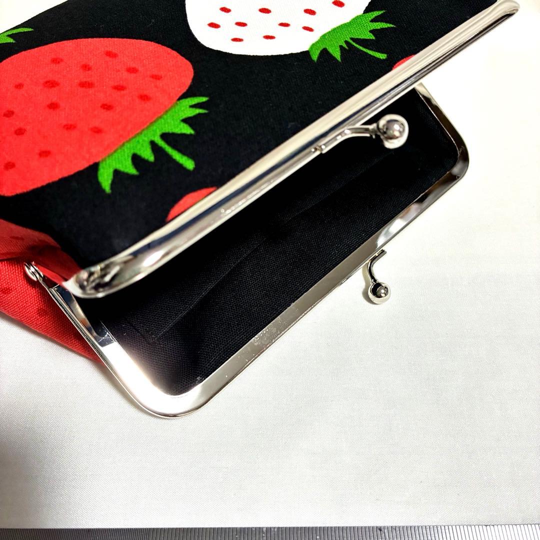 ウィメンズ がま口財布　がま口ポーチ　メイクポーチ　ハンドメイド　イチゴ