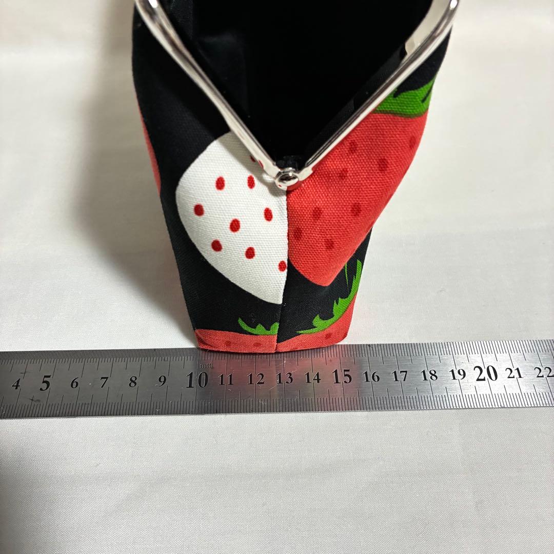 ウィメンズ がま口財布　がま口ポーチ　メイクポーチ　ハンドメイド　イチゴ