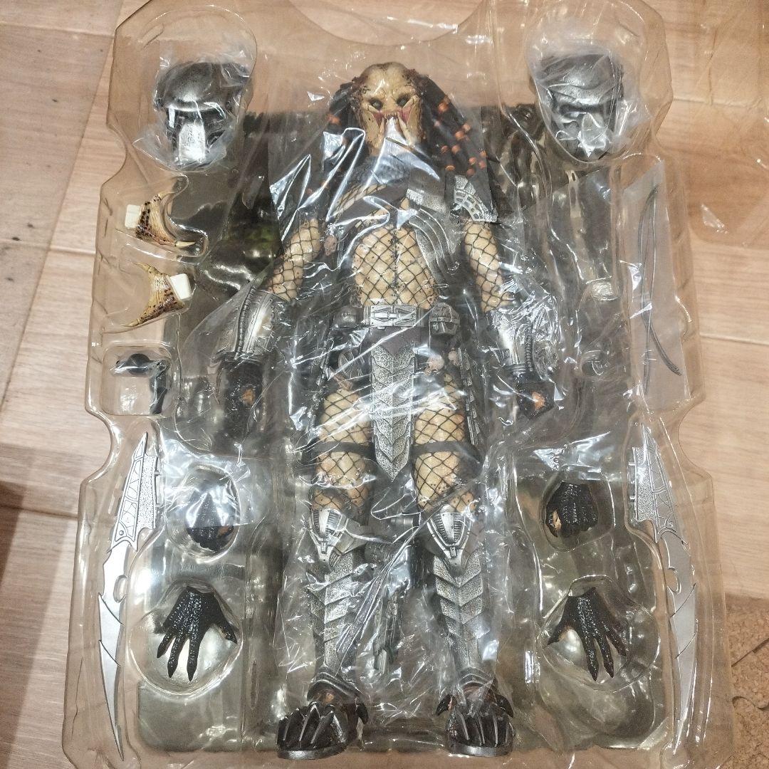 【送料無料】ホットトイズ HOT TOYS 古代プレデター 2.0 AVP