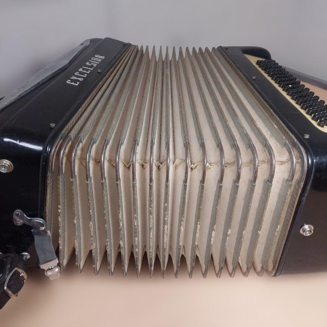 EXCELSIOR　イタリア製 アコーディオン　型番は不明　ソフトケース付き