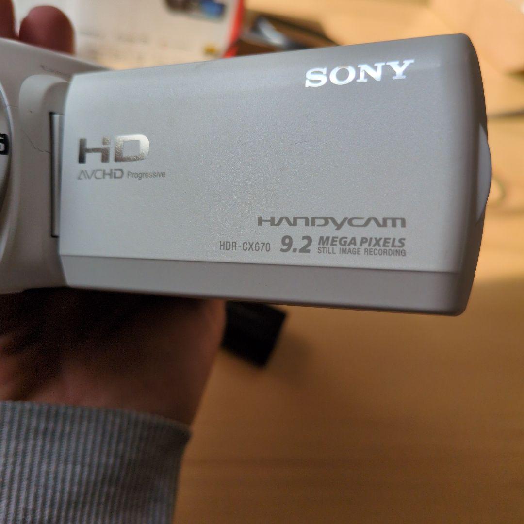 SONY HDR-CX670 ホワイト ビデオカメラ 本体　充電池２個付き卒業式