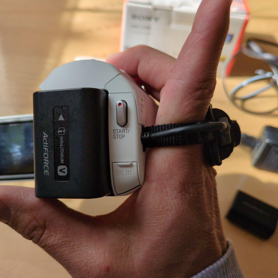 SONY HDR-CX670 ホワイト ビデオカメラ 本体　充電池２個付き卒業式
