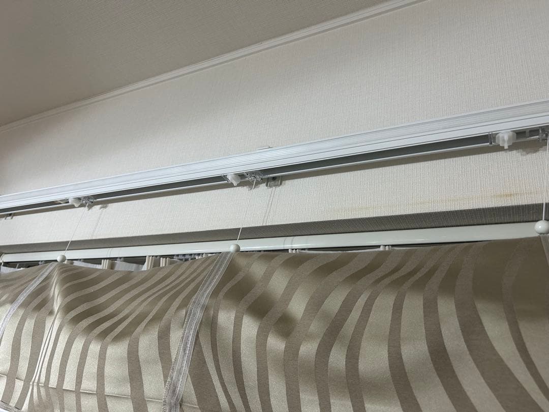 リリカラ波模様 カーキ　サテンカーテン ローマンシェードドラム式