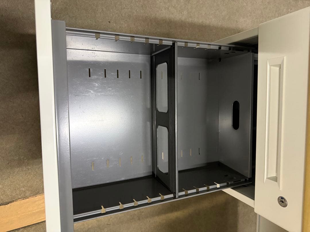 片袖デスクトヨスチール　鍵付き　幅100 奥60 高さ70cm コンパクト　机