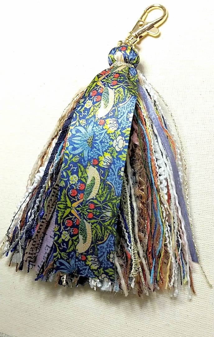 SOLD◆ハンドメイド　タッセルチャーム　リボン　ボタニカル