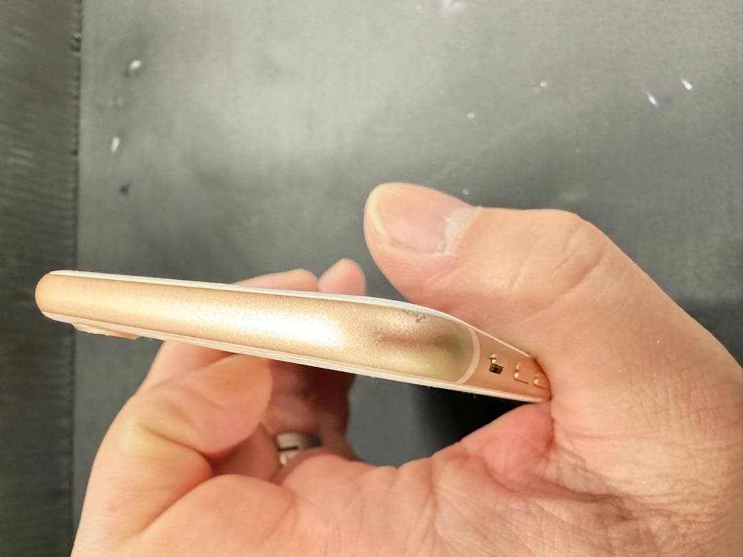Apple iPhone 8 ゴールド本体 64GB ドコモ SIMフリー