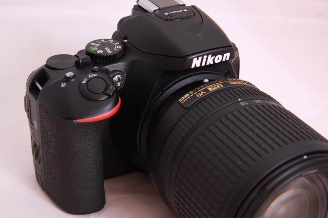 美品 Nikon D5600 デジタル一眼レフ　本体とレンズ2本、純正電池2個