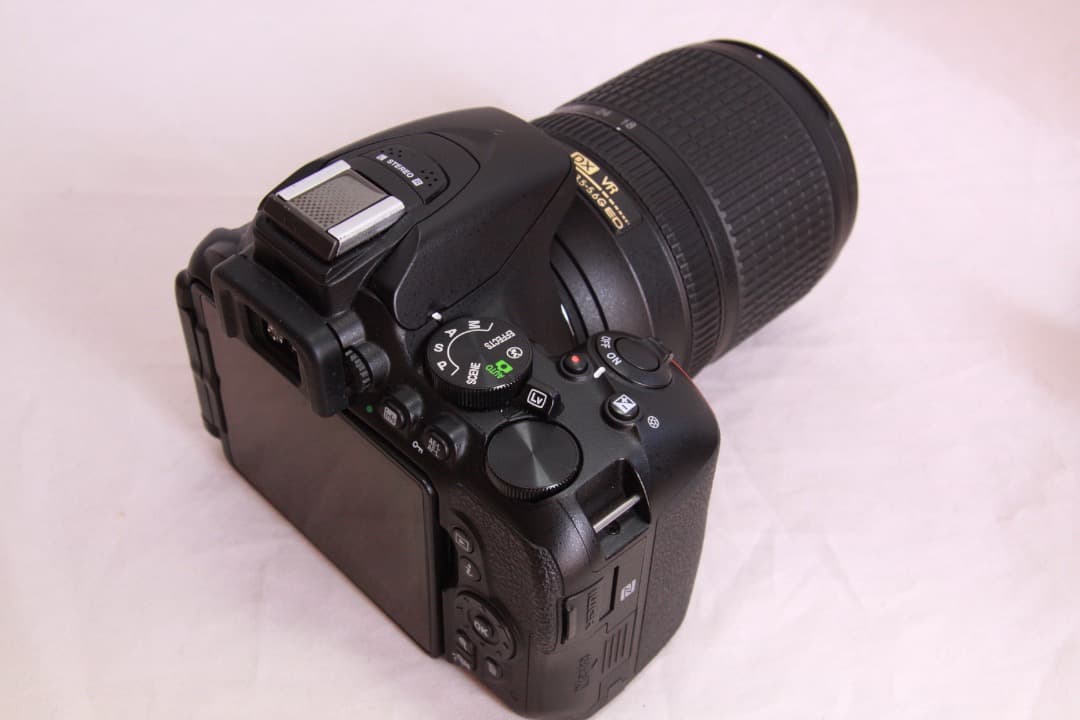 美品 Nikon D5600 デジタル一眼レフ　本体とレンズ2本、純正電池2個