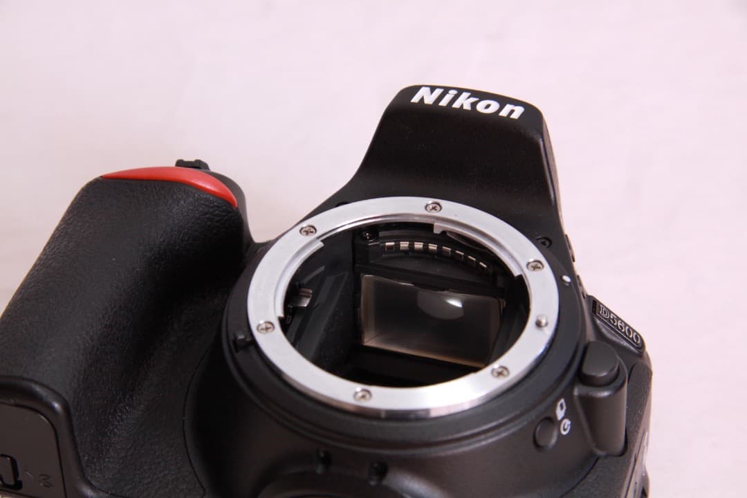 美品 Nikon D5600 デジタル一眼レフ　本体とレンズ2本、純正電池2個