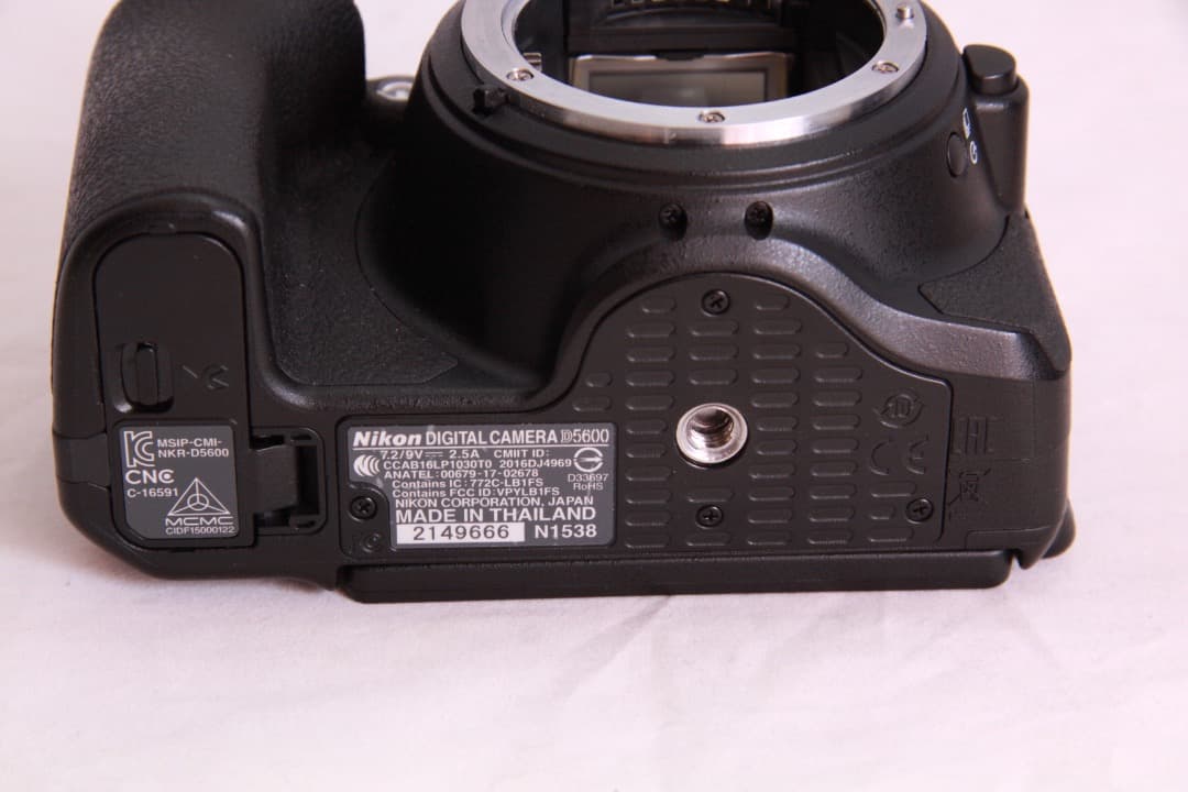 美品 Nikon D5600 デジタル一眼レフ　本体とレンズ2本、純正電池2個