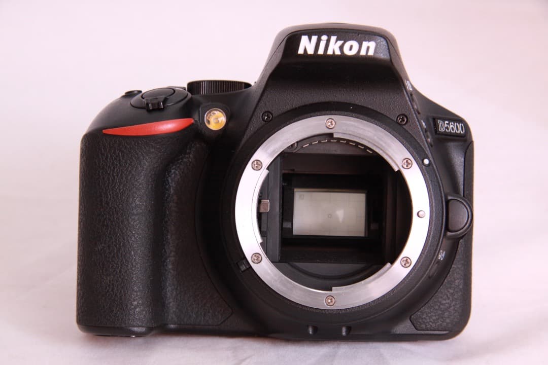 美品 Nikon D5600 デジタル一眼レフ　本体とレンズ2本、純正電池2個