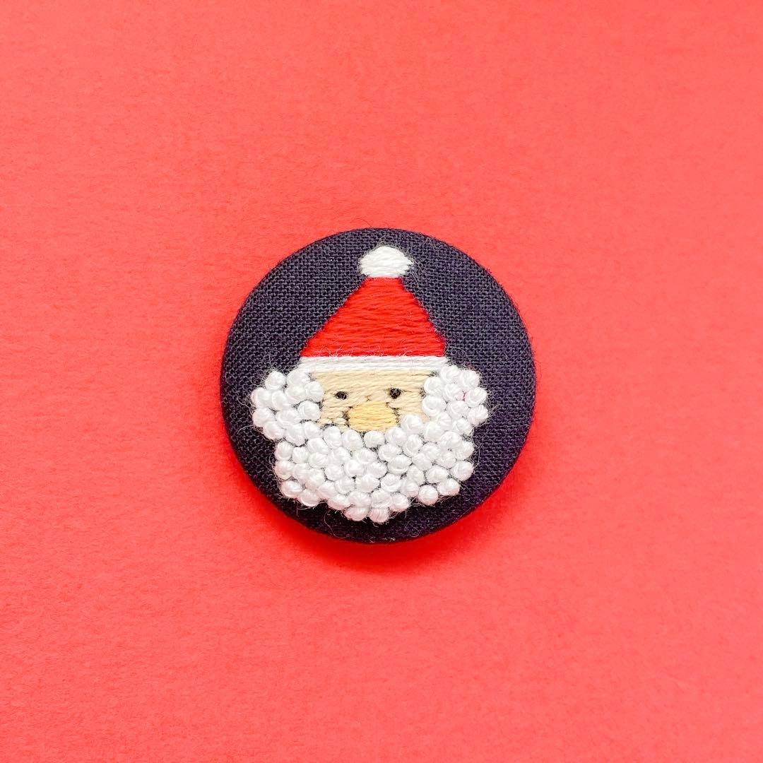 ハンドメイド　刺繍　くるみボタン　サンタクロース