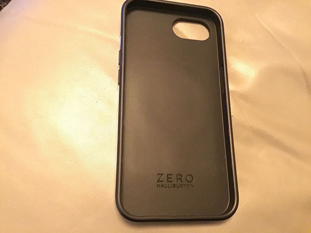 極美品　ゼロハリバートン　zero シルバー　iphone16e ケース　カバー