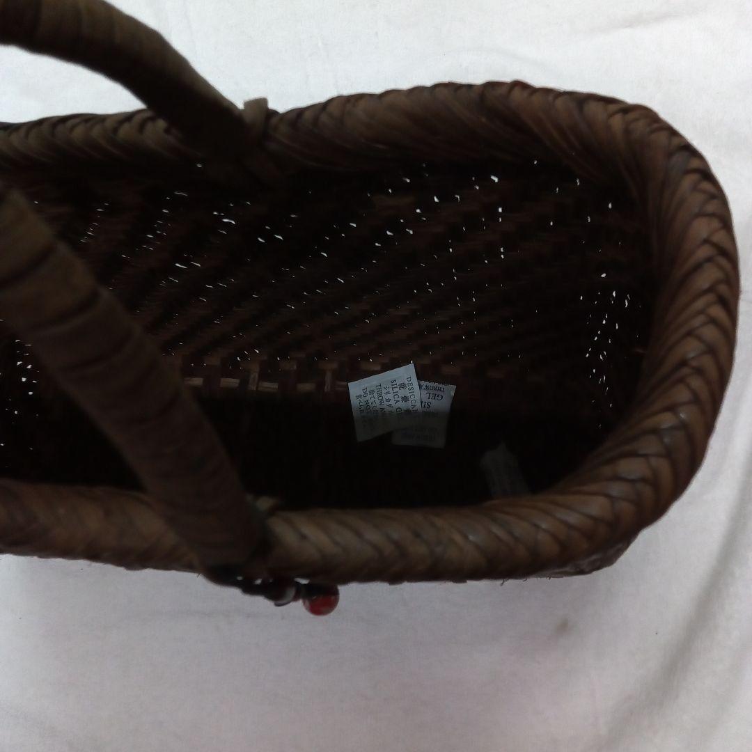 ブラウンの天然素材かごバッグ