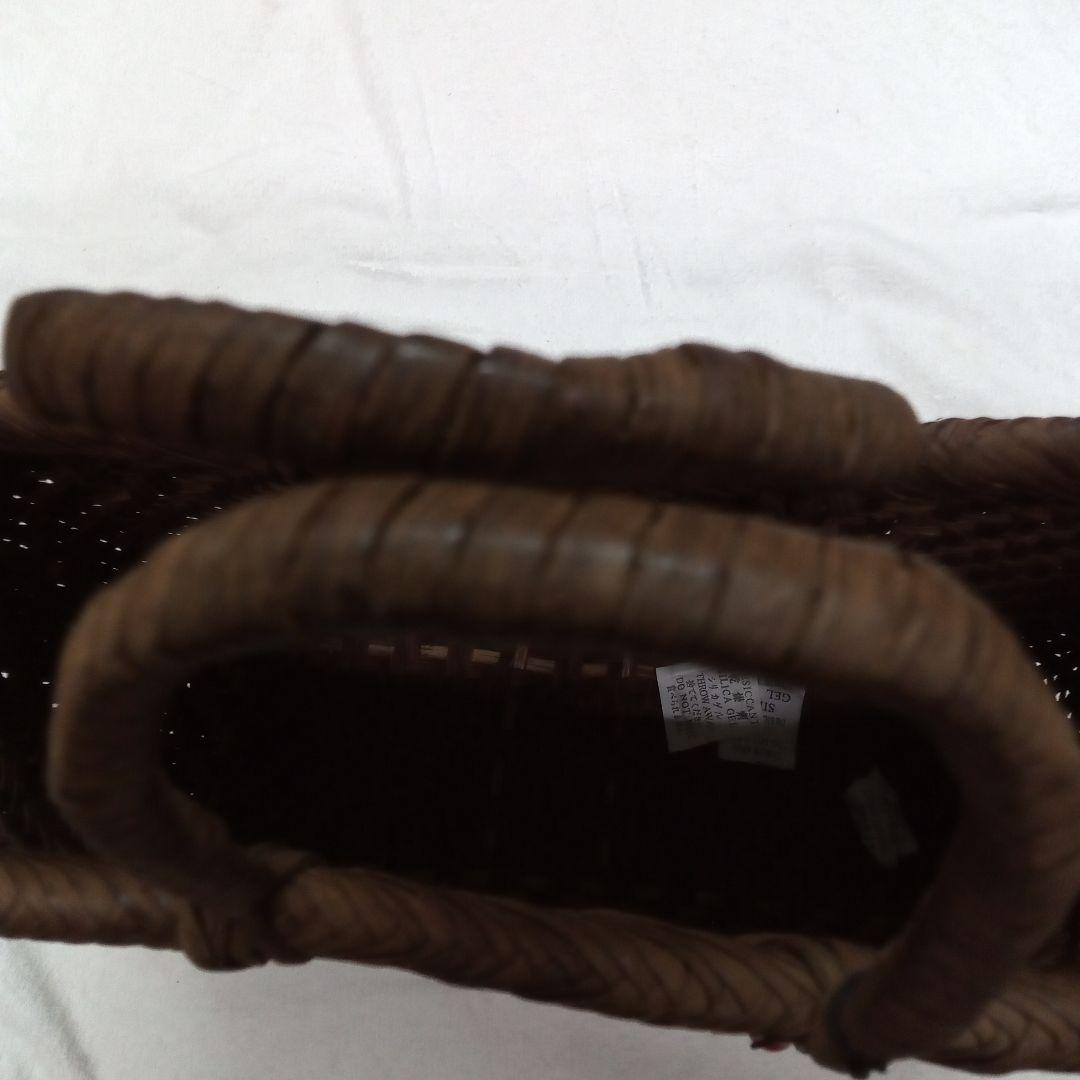 ブラウンの天然素材かごバッグ