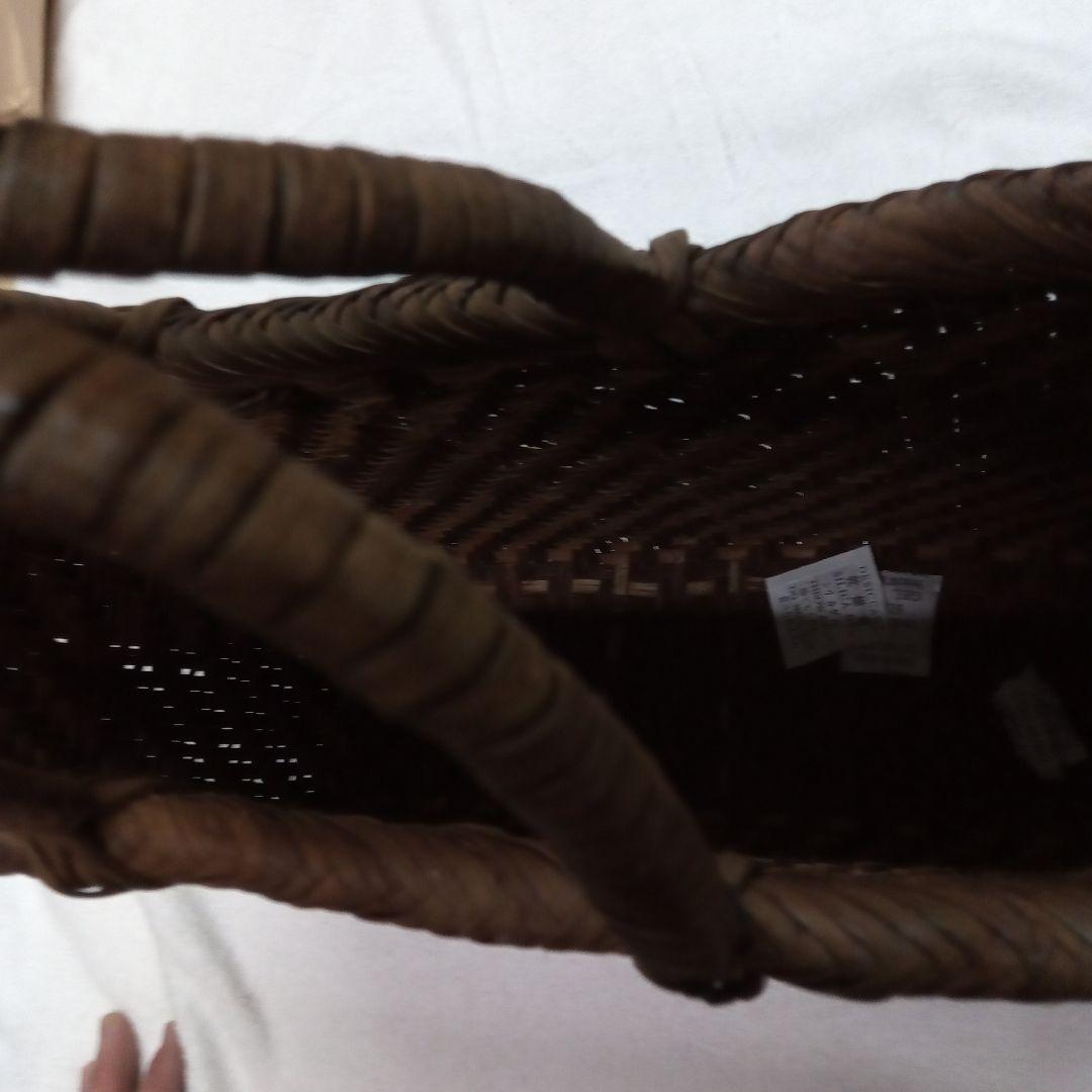 ブラウンの天然素材かごバッグ