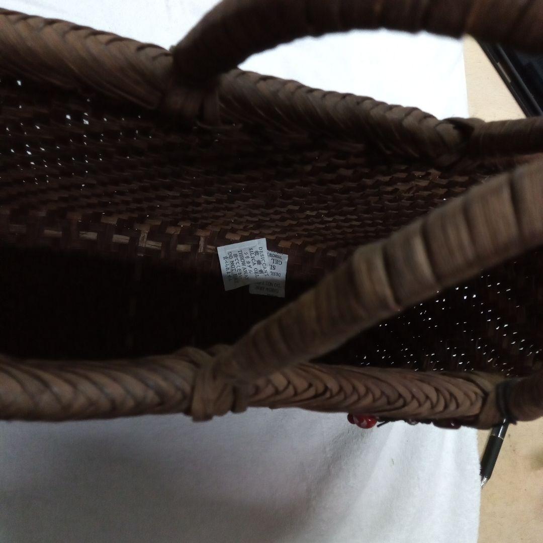 ブラウンの天然素材かごバッグ