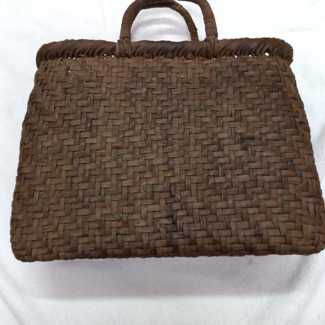ブラウンの天然素材かごバッグ