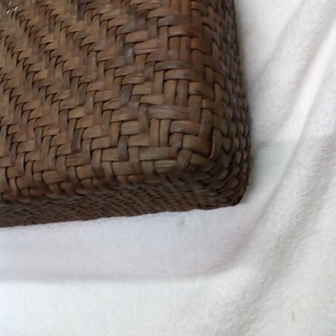 ブラウンの天然素材かごバッグ