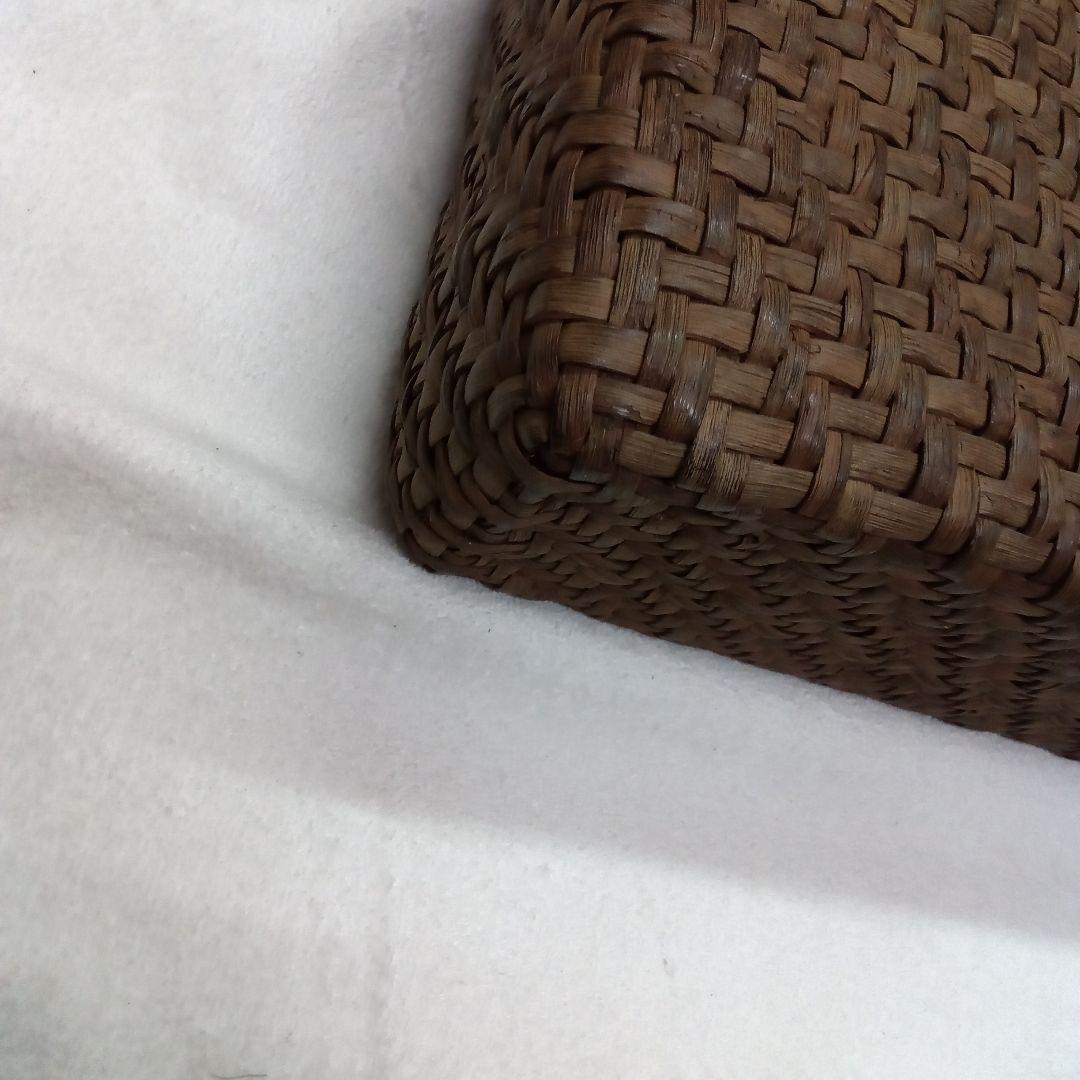 ブラウンの天然素材かごバッグ