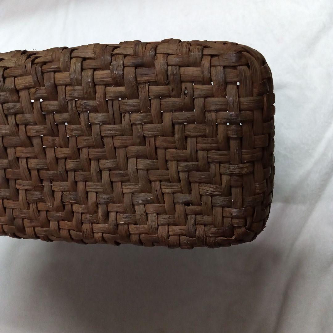 ブラウンの天然素材かごバッグ