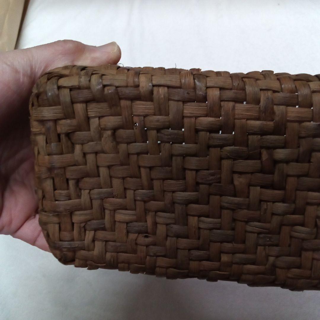 ブラウンの天然素材かごバッグ