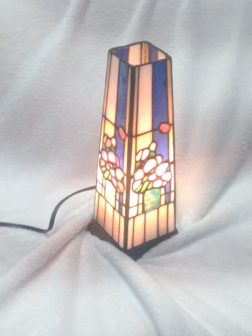 ステンドグラスのベッドサイドランプ