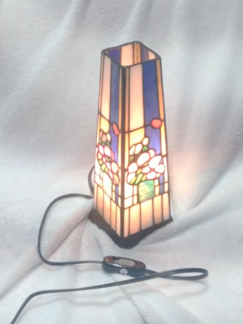 ステンドグラスのベッドサイドランプ