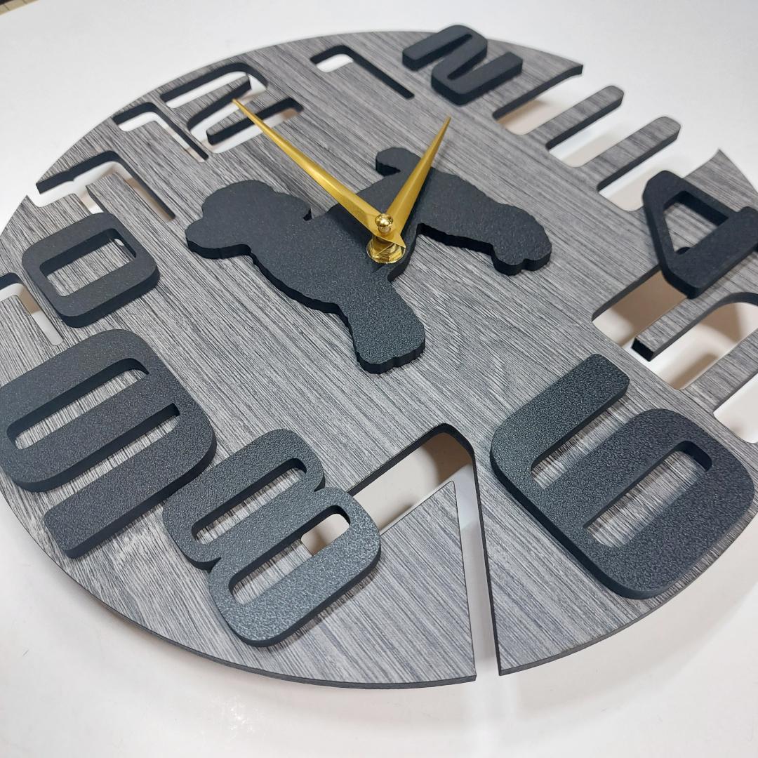 名入れ・文字入れ　3Dデザイン壁掛け静音時計 グレー木調　トイプードル　黒