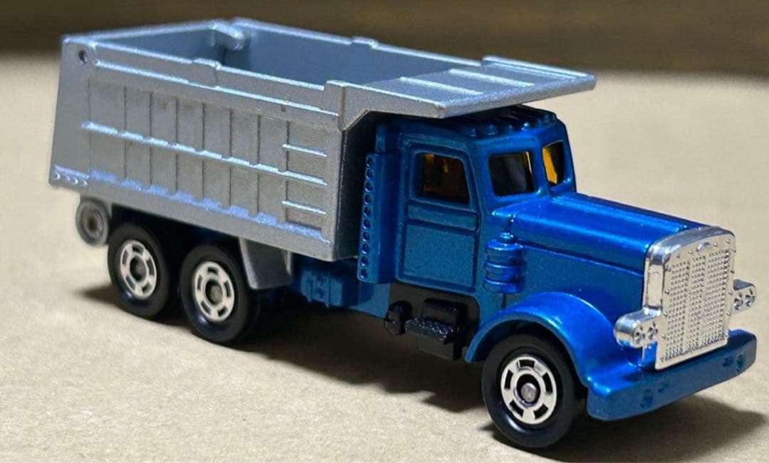 トミカ アメリカン ダンプトラック ブルー