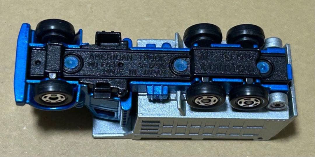 トミカ アメリカン ダンプトラック ブルー