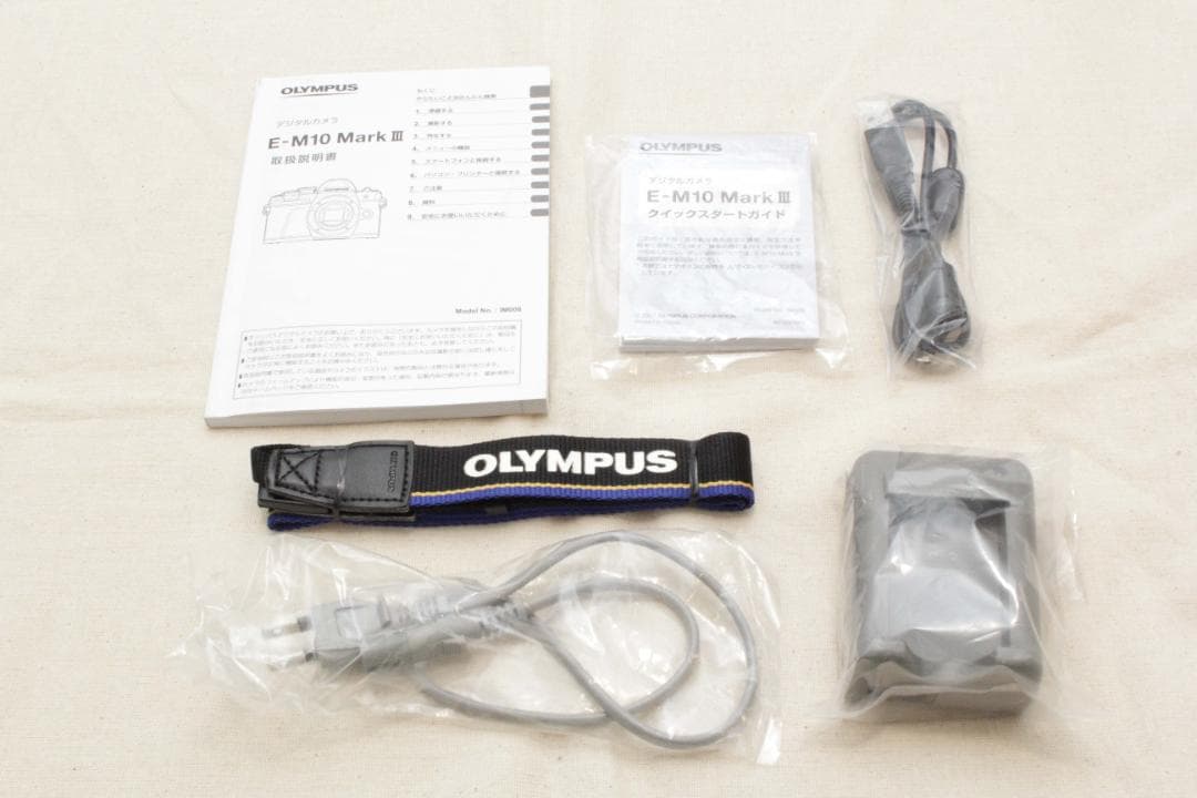 新品級！OLYMPUS OM-D E-M10 Mark III ダブルズ―ム