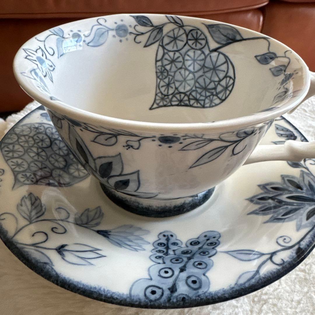 青い花柄の食器セット