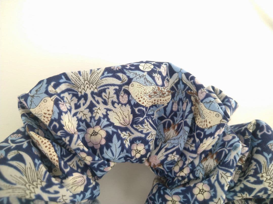 ストロベリーシーフのシュシュ☆リバティ☆鳥☆苺☆レース☆シンプル☆liberty