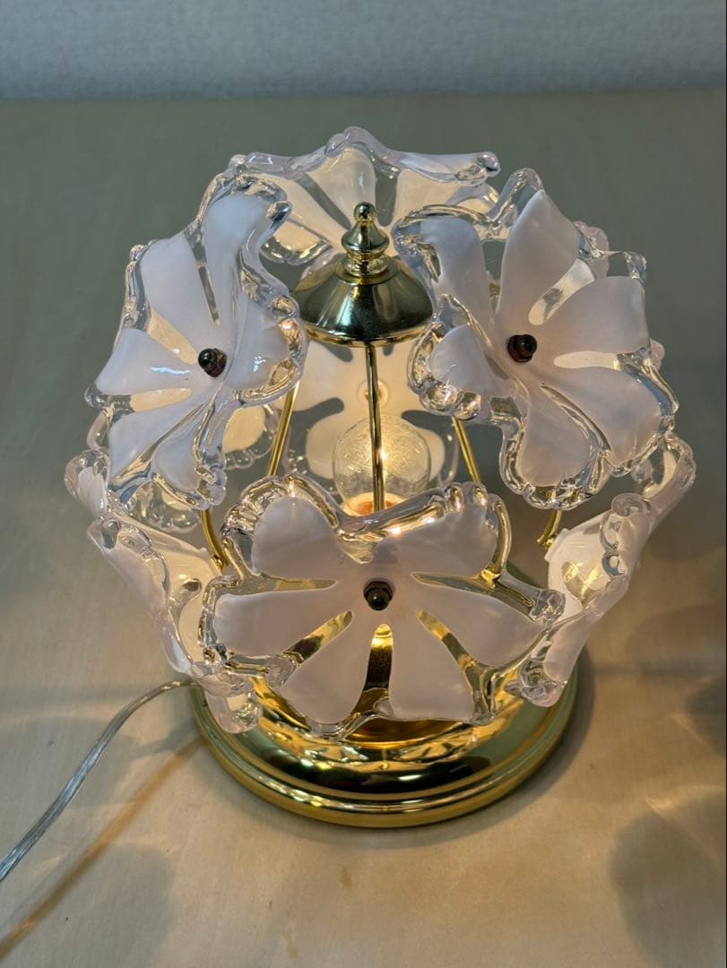 キシマ　花デザインのテーブルランプ