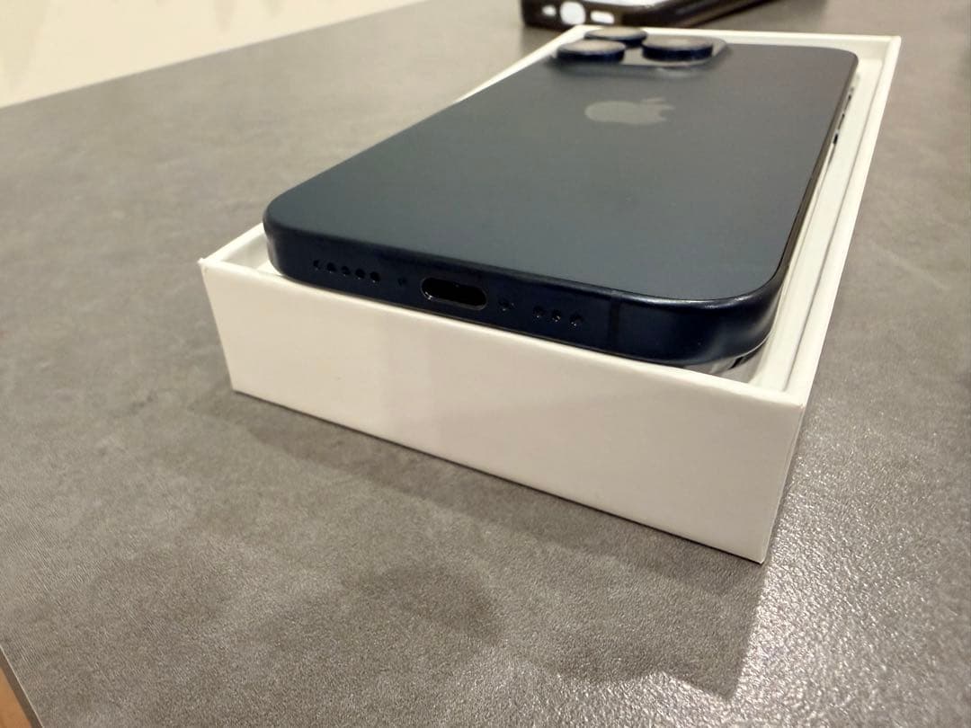 iPhone 15 Pro ブルーチタニウム（SIMフリー）＋ブランドケース付