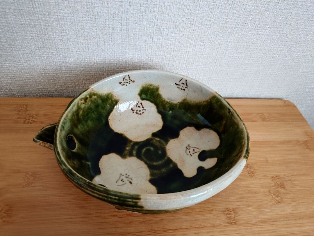 黒岩卓実作　花模様の持ち手付き陶器ボウル