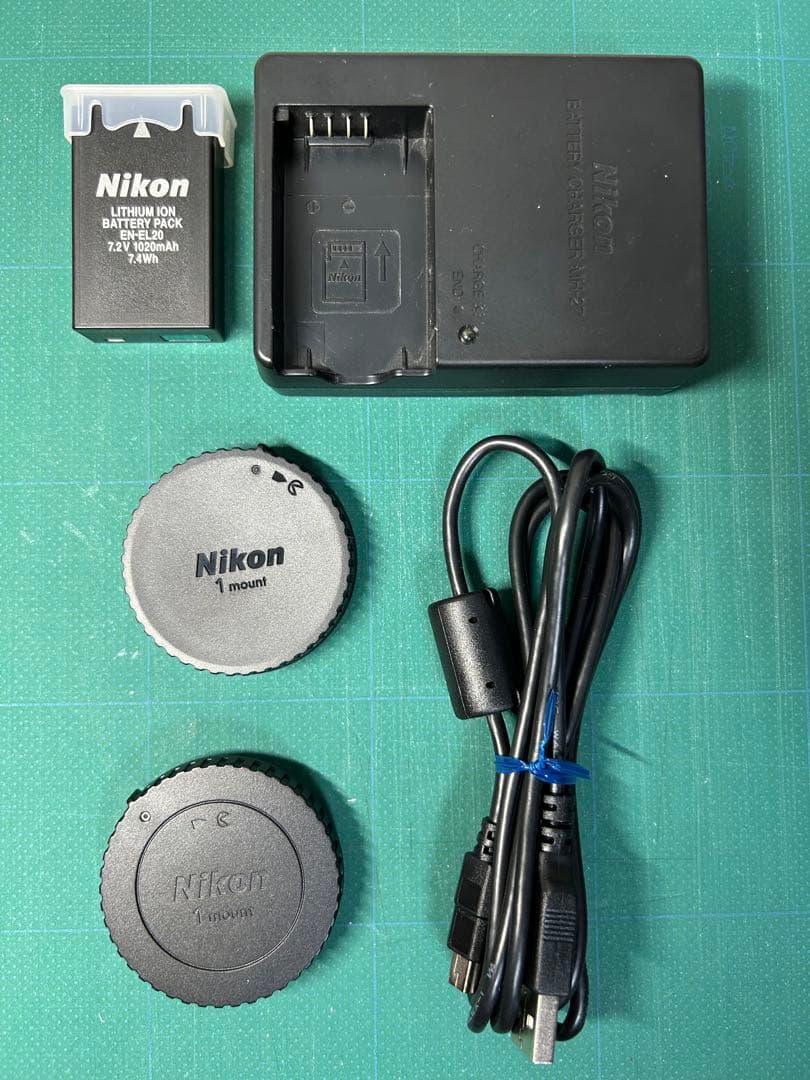 Nikon1 J1 / ミラーレス一眼カメラ / レザーケース付き