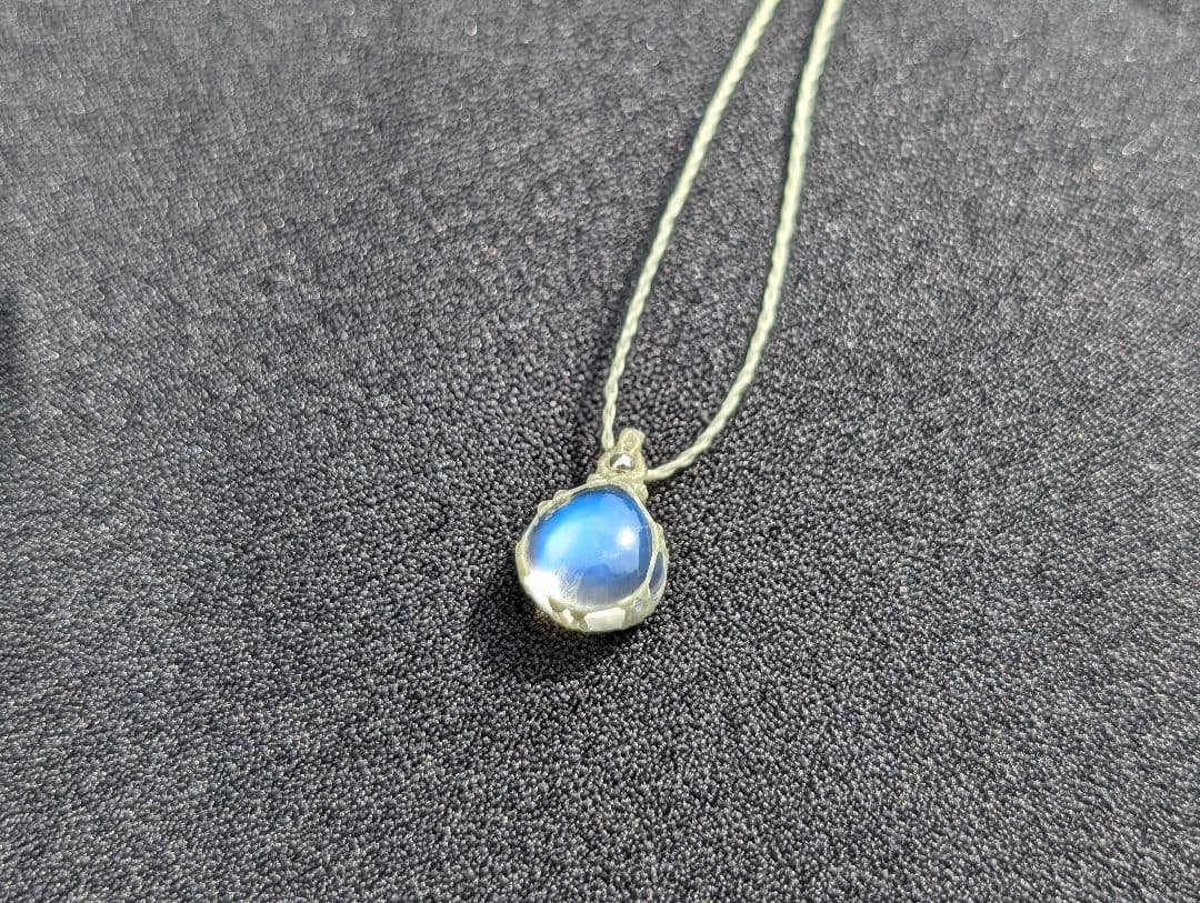 ホワイトラブラドライトのマクラメネックレス