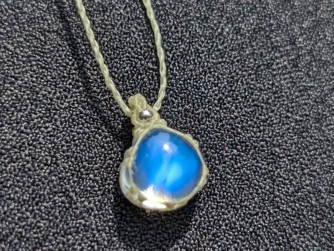 ホワイトラブラドライトのマクラメネックレス