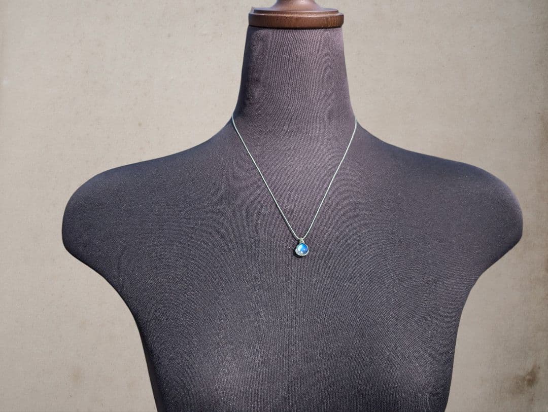 ホワイトラブラドライトのマクラメネックレス