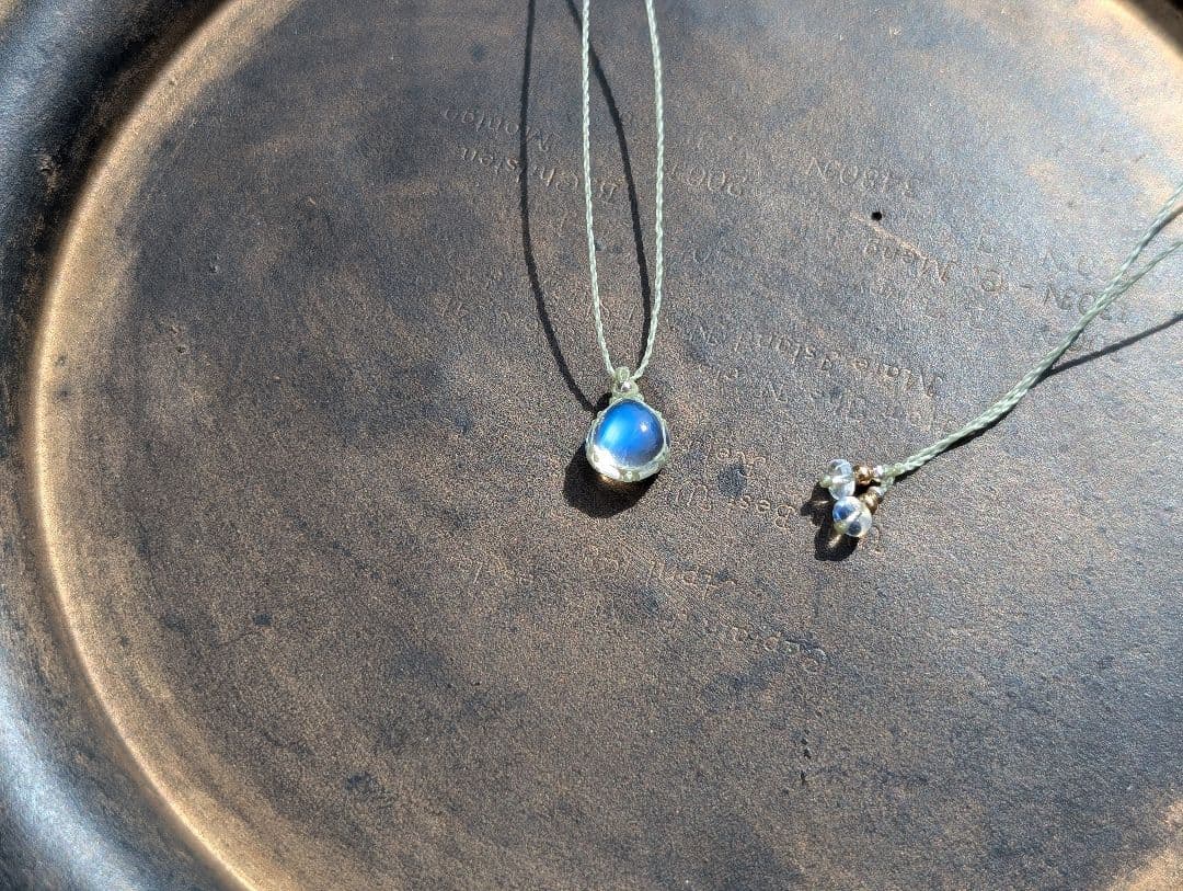 ホワイトラブラドライトのマクラメネックレス