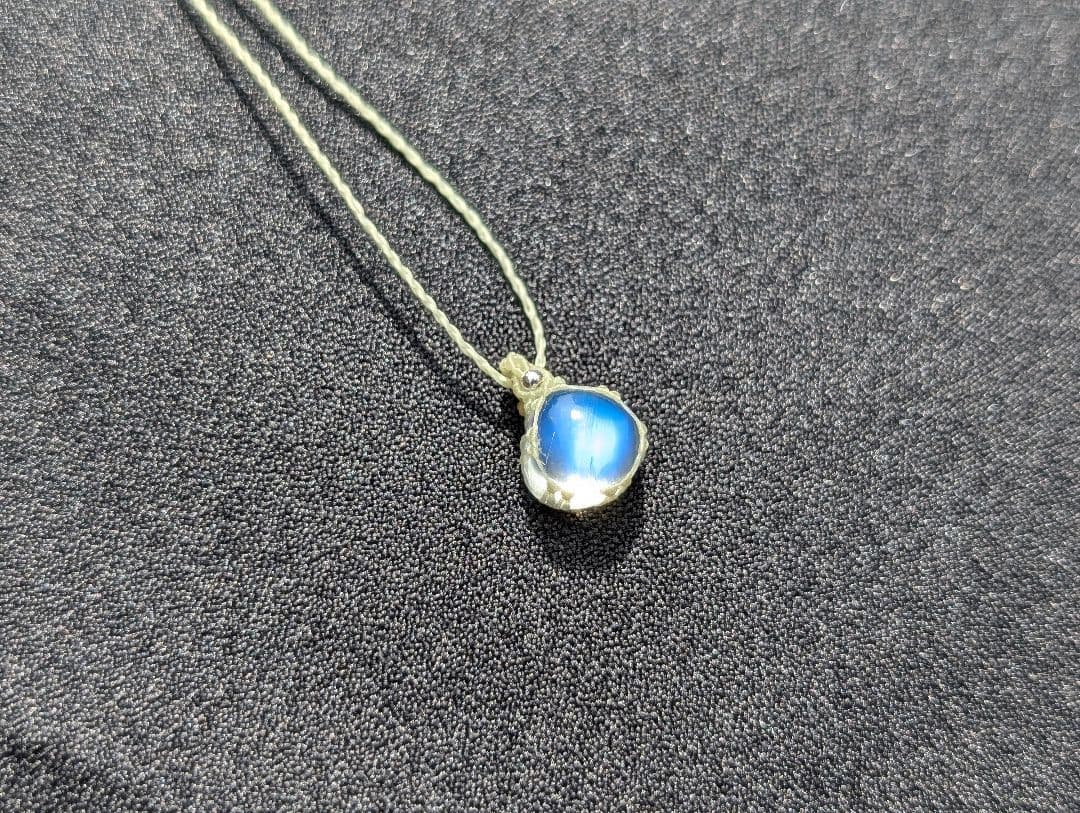 ホワイトラブラドライトのマクラメネックレス