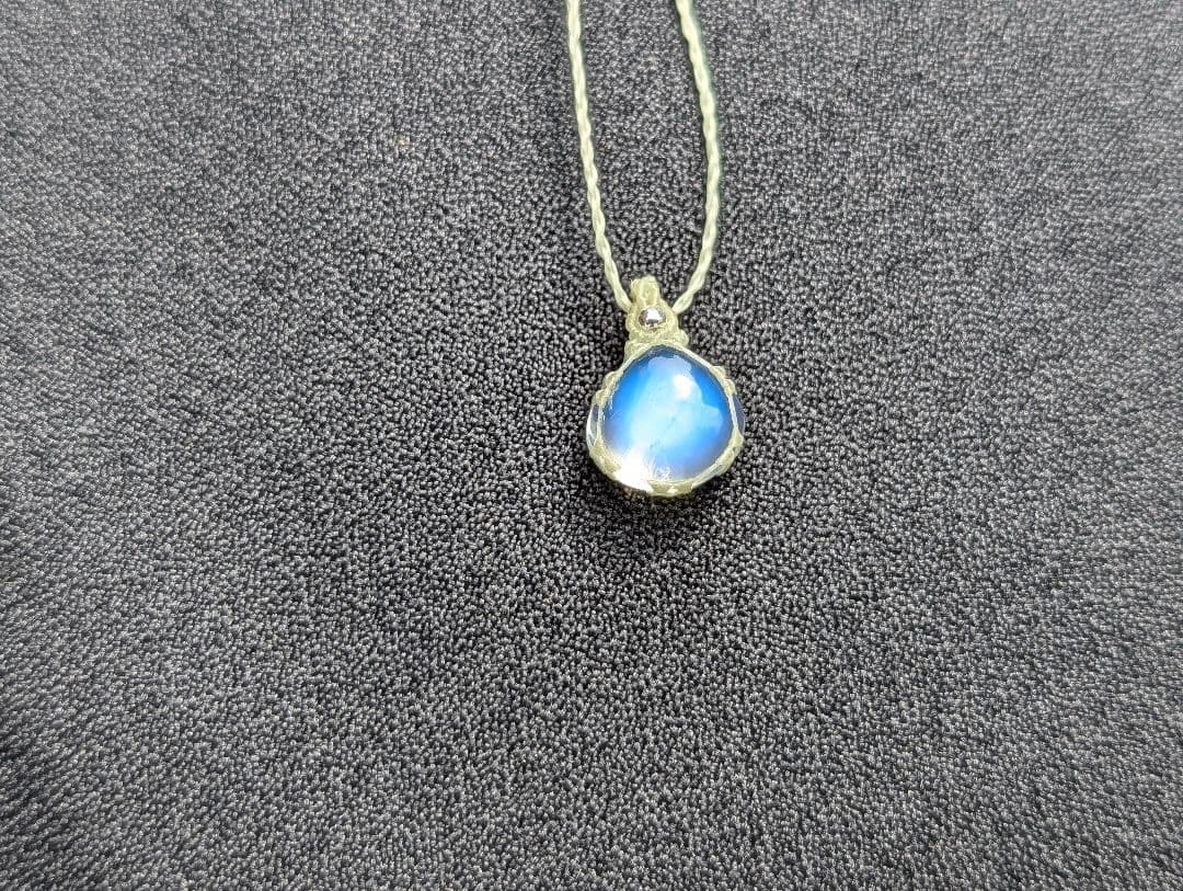 ホワイトラブラドライトのマクラメネックレス