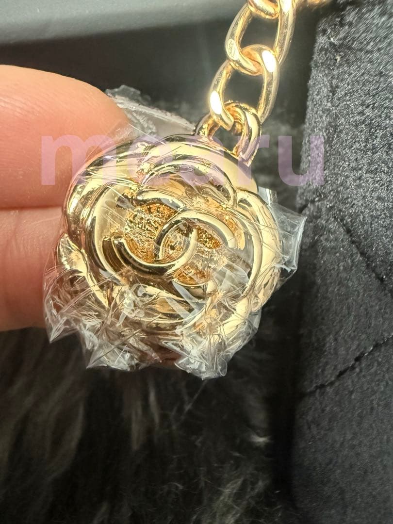 CHANEL ノベルティ　カメリアチャーム　ベロアポーチ　高級感　ベルベット